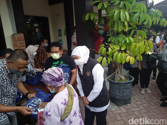 Air Sungai Mojoranu di Desa Tanggalrejo, Mojoagung, Jombang berwarna merah darah sekitar 5 jam. Fenomena itu membuat warga heran.