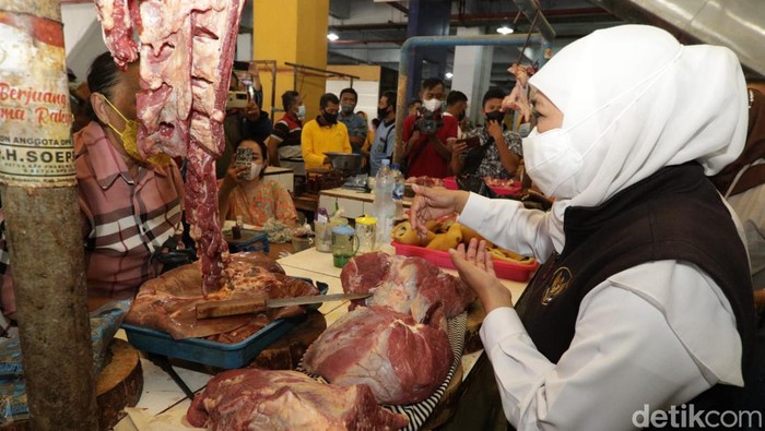 Gubernur Jawa Timur Khofifah Indar Parawansa melakukan inspeksi mendadak (sidak) di pasar besar Kota Madiun. Dalam pemantauannya, harga daging sapi dan tempe relatif normal.