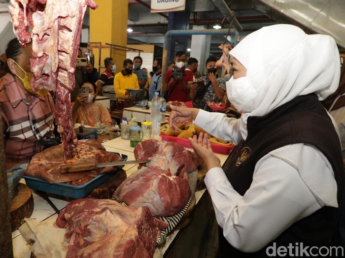 Gubernur Jawa Timur Khofifah Indar Parawansa melakukan inspeksi mendadak (sidak) di pasar besar Kota Madiun. Dalam pemantauannya, harga daging sapi dan tempe relatif normal.