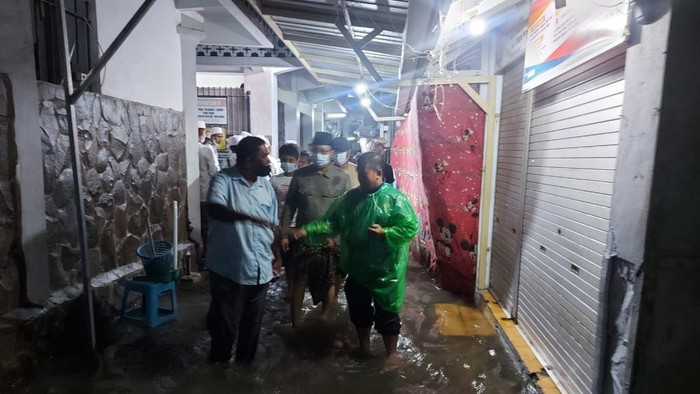 Gus Ipul saat memantau banjir di Kota Pasuruan