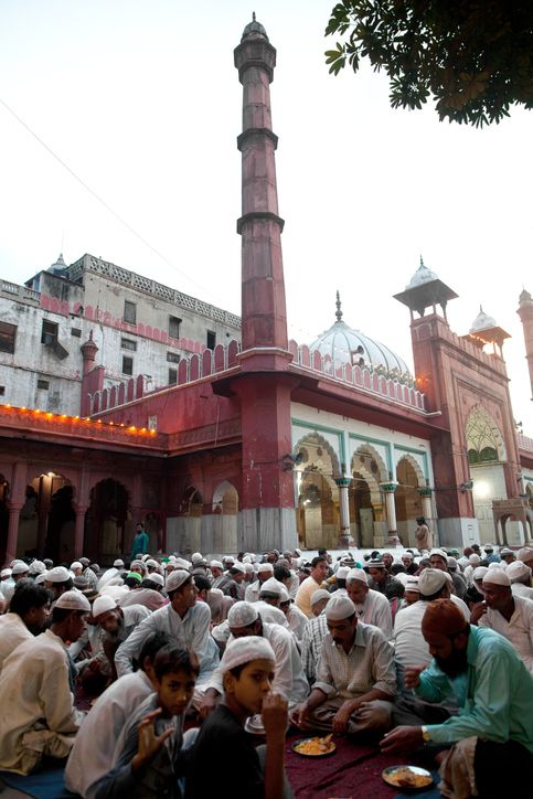 Hukum makan di masjid