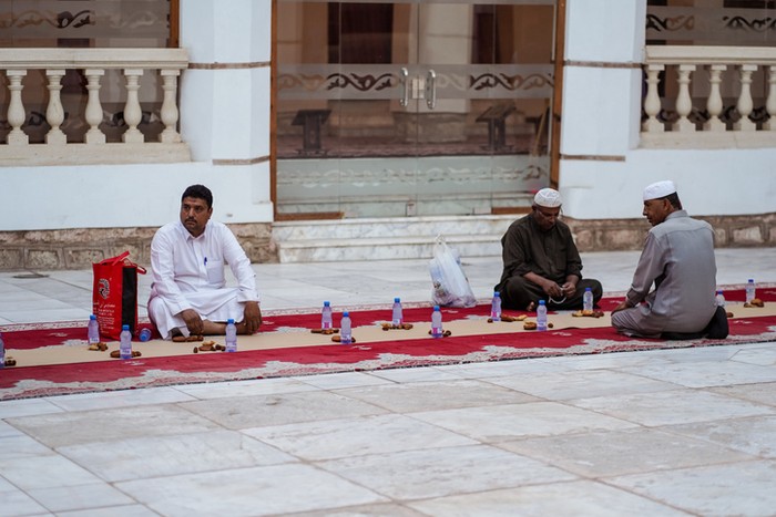Hukum makan di masjid