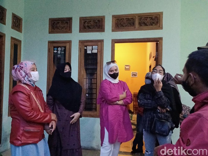 Ibu-ibu tertipu penjual minyak goreng.