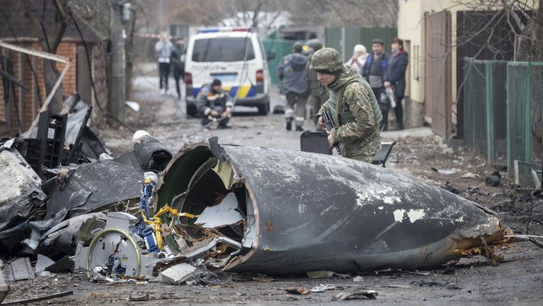 Ilustrasi -- Tentara Ukraina memeriksa pesawat yang ditembak jatuh di Kiev A Ukrainian Army soldier inspects fragments of a downed aircraft in Kyiv, Ukraine, Friday, Feb. 25, 2022. It was unclear what aircraft crashed and what brought it down amid the Russian invasion in Ukraine. Russia is pressing its invasion of Ukraine to the outskirts of the capital after unleashing airstrikes on cities and military bases and sending in troops and tanks from three sides. (AP Photo/Vadim Zamirovsky)