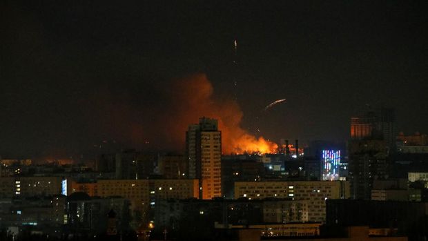 Invasi Rusia ke Ukraina memasuki hari ketiga, Sabtu (26/2/2022). Ledakan artileri mengguncang Kiev, datang dari lokasi yang tak diketahui jauh dari pusat ibu kota. (REUTERS/GLEB GARANICH)