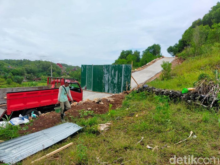 Jalan di Pantai Watu Kodok ditutup oleh Keraton Jogja, Gunungkidul, Sabtu (26/2/2022).