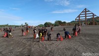 Bersih pantai tersebut dilakukan dalam rangkaian hari raya Nyepi. 