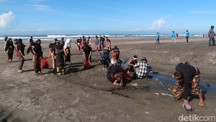 Suasana reresik segoro atau bersih pantai di Pantai Parangkusumo, Kalurahan Parangtritis, Kapanewon Kretek, Kabupaten Bantul, Sabtu (26/2/2022).
