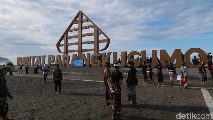Suasana reresik segoro atau bersih pantai di Pantai Parangkusumo, Kalurahan Parangtritis, Kapanewon Kretek, Kabupaten Bantul, Sabtu (26/2/2022).