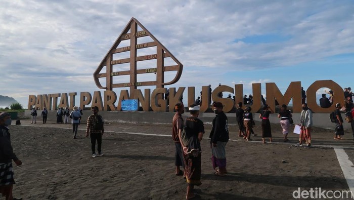 Jelang Melasti, Umat Hindu Yogya Bersihkan Pantai Parangkusumo Suasana reresik segoro atau bersih pantai di Pantai Parangkusumo, Kalurahan Parangtritis, Kapanewon Kretek, Kabupaten Bantul, Sabtu (26/2/2022).