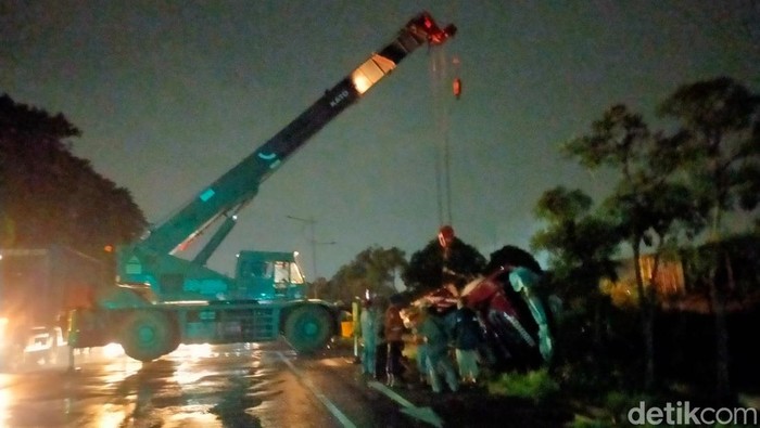 Truk molen bernopol B 2796 OE terguling di exit Tol Dupak. Tidak ada korban jiwa dalam kejadian ini.