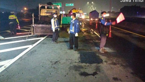 Kecelakaan pekerja aspal di tol tewas disundul truk