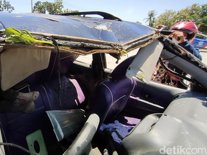 Kecelakaan tunggal mobil terjun ke Sungai Peni, Panjatan, Kulon Progo, Sabtu (26/2/2022).