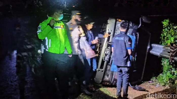 Kendaraan travel berpenumpang 15 orang terguling di Jalan Raya Geopark-Ciletuh pada Sabtu (26/2/2022). Satu penumpang dikabarkan tewas