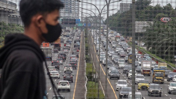 Sejumlah kendaraan memadati ruas tol Jagorawi, Cibubur, Jakarta Timur, Sabtu (26/2/2022). Libur panjang yang bertepatan dengan libur akhir pekan serta libur Isra Miraj Nabi Muhammad dimanfaatkan masyarakat untuk berlibur dan melakukan perjalanan luar kota. ANTARA FOTO/Yulius Satria Wijaya/foc.