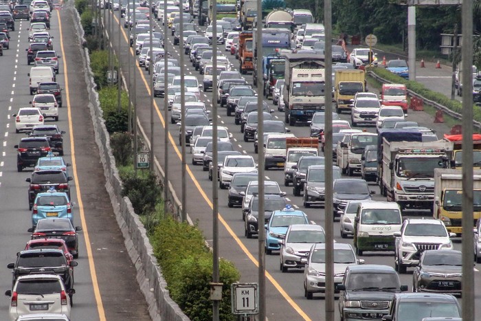 Sejumlah kendaraan memadati ruas tol Jagorawi, Cibubur, Jakarta Timur, Sabtu (26/2/2022). Libur panjang yang bertepatan dengan libur akhir pekan serta libur Isra Miraj Nabi Muhammad dimanfaatkan masyarakat untuk berlibur dan melakukan perjalanan luar kota. ANTARA FOTO/Yulius Satria Wijaya/foc.