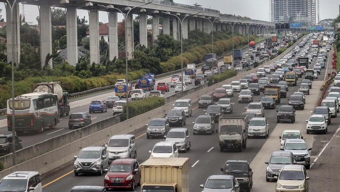 Sejumlah kendaraan memadati ruas tol Jagorawi, Cibubur, Jakarta Timur, Sabtu (26/2/2022). Libur panjang yang bertepatan dengan libur akhir pekan serta libur Isra Miraj Nabi Muhammad dimanfaatkan masyarakat untuk berlibur dan melakukan perjalanan luar kota. ANTARA FOTO/Yulius Satria Wijaya/foc.