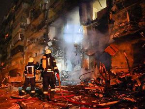 Serangan Udara Rusia Hantam Apartemen 15 Lantai di Barat Kiev