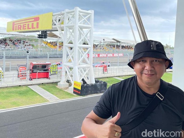 Ketut Sumedana, salah satu warga Kota Mataram saat di Sirkuit Mandalika.