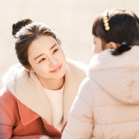 Ibu dua anak ini sempat hiatus selama lima tahun setelah membintangi drama Korea Yongpal. Sebelum beranjak 40 tahun, Kim Tae Hee menjelma menjadi hantu di Hi Bye Mama. Foto: dok. Netflix