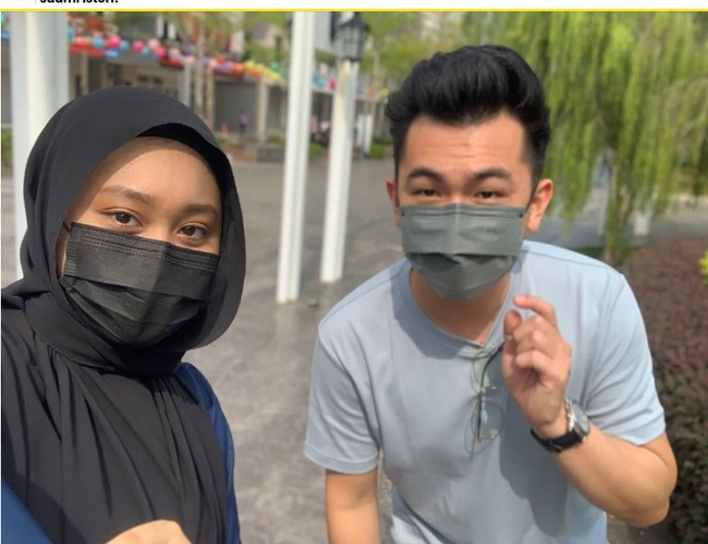 Ialah Nurul Izzati Muzafar Shah yang aktif bekerja di sebuah kafe roti di Bandar Kinrara, Selangor, Malaysia. Ia menikah dengan majikannya sendiri, Aariz Yee pada 19 Februari 2022. Foto: Dok. Mstar.