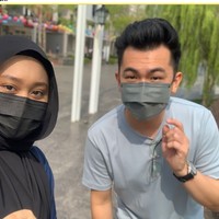 Ialah Nurul Izzati Muzafar Shah yang aktif bekerja di sebuah kafe roti di Bandar Kinrara, Selangor, Malaysia. Ia menikah dengan majikannya sendiri, Aariz Yee pada 19 Februari 2022. Foto: Dok. Mstar.