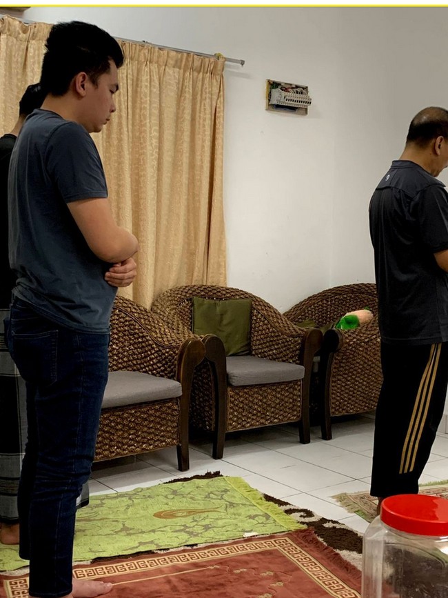 Hubungan keduanya semakin dekat dan intens. Tak hanya diajarkan oleh Izzati, ayah Izzati yang bernama Muzaffar Shah juga turut membantu Aariz untuk mendalami ilmu agama Islam. Sesudah itu, Aariz belajar dengan ustaz dan pemuka agama lainnya. Sesudah agak lama belajar agama, dia (Aariz) masuk Islam pada Juli 2021. Tapi saat itu dia mengaku belum ada perasaan tertarik kepada saya. Seiring berjalannya waktu, karena saya sering ajarkan dia, dia mulai tertarik dengan saya, ucap Izzati malu-malu. Foto: Dok. Mstar.