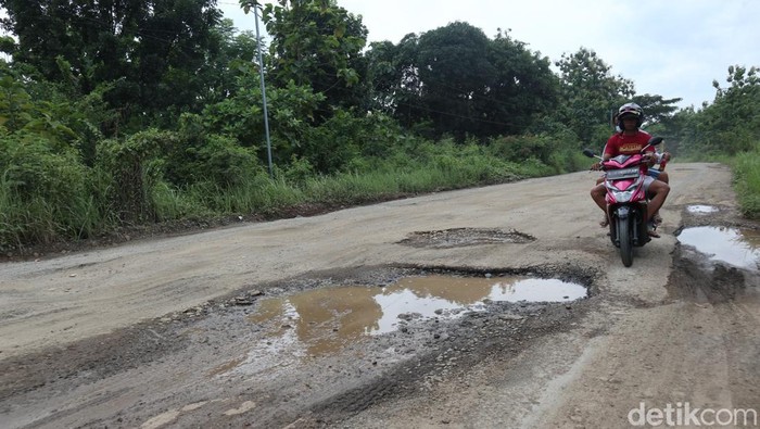 Kondisi Jl Lingkar Utara Majalengka yang rusak dan berlubang