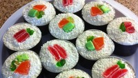Terinspirasi dari sushi, ada gulungan nasi dengan potongan ikan salmon yang cantik. Bukan segar rasanya, sushi ini justru terbuat dari kue yang manis. Foto: Brightside