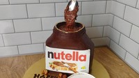 Selai rasa cokelat hazelnut ini digemari banyak orang. Biasanya ditambahkan pada roti maupun isian kue. Tetapi yang satu ini justru kue yang dibuat menyerupai selai cokelat. Foto: Brightside