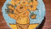 Terinspirasi dari lukisan Van Gogh, seorang pembuat kue ini ciptakan kanvas yang manis. Di atas kuenya dihias dengan tiruan lukisan bunga matahari karya Van Gogh. Foto: Brightside