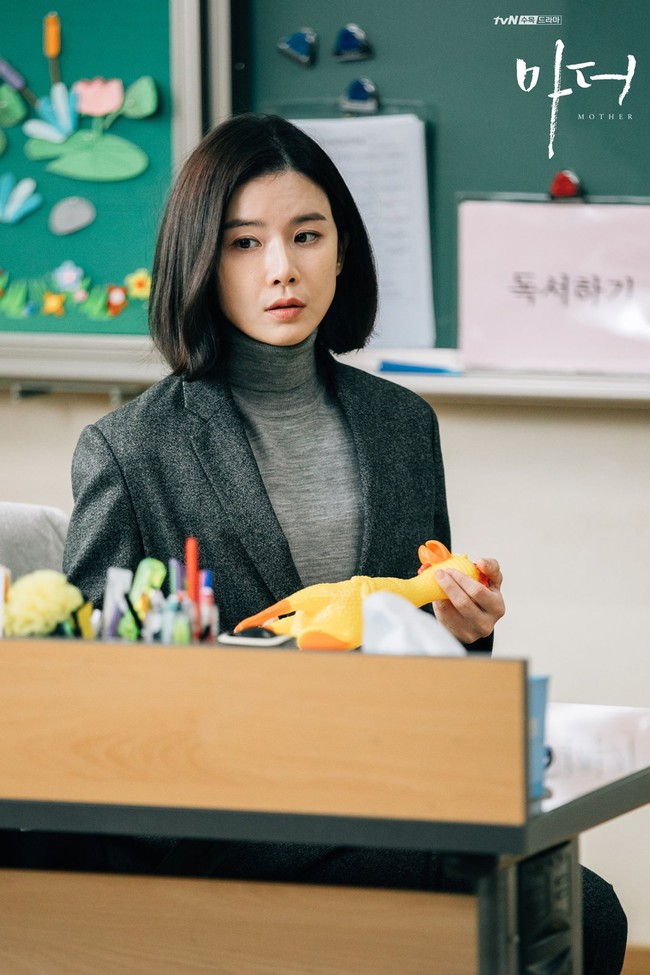 Pada 2018, Lee Bo Young menunjukkan sisi keibuan lewat drama Korea Mother. Setelah menginjak kepala empat, istri dari aktor Ji Sung itu kembali memerankan peran serupa sebagai ibu dalam drama Korea Mine. Foto: dok. tvN