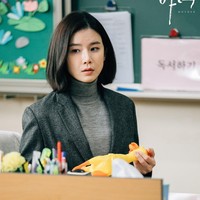 Pada 2018, Lee Bo Young menunjukkan sisi keibuan lewat drama Korea Mother. Setelah menginjak kepala empat, istri dari aktor Ji Sung itu kembali memerankan peran serupa sebagai ibu dalam drama Korea Mine. Foto: dok. tvN