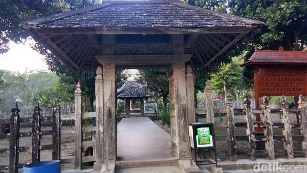 Salah satu ikon wisata religi di Lamongan adalah Makam Sunan Drajat. Makam salah satu Walisongo ini berada di Desa Drajat, Kecamatan Paciran.