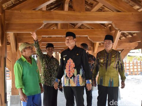 Salah satu ikon wisata religi di Lamongan adalah Makam Sunan Drajat. Makam salah satu Walisongo ini berada di Desa Drajat, Kecamatan Paciran.