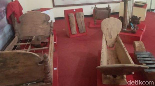 Salah satu ikon wisata religi di Lamongan adalah Makam Sunan Drajat. Makam salah satu Walisongo ini berada di Desa Drajat, Kecamatan Paciran.