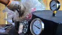 Ada tiga pendekatan yang dilakukan pemerintah dalam menyelesaikan permasalahan sampah. Pertama pendekatan minim sampah dengan melakukan pembatasan dan pengurangan sampah plastik.  