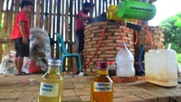 Kedua dengan program mendaur ulang kemasan plastik dan terakhir melalui pendekatan teknologi pengolahan sampah seperti yang dilakukan Pemerintah Desa Sidorekso, Kaliwungu, Kabupaten Kudus, Jawa Tengah yang bersama relawan karang taruna setempat membentuk kelompok pengolahan sampah Semar Hijau dengan tujuan mengolah sampah plastik menjadi Bahan Bakar Minyak (BBM). 