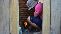 Langkah awal yang dilakukan kelompok pengolahan sampah tersebut adalah dengan mendatangkan tenaga ahli pengolahan sampah untuk bertukar ilmu tentang teknik pengolahan sampah hingga cara mengoperasikan alat pengolah sampah pirolisis atau mesin konversi sampah plastik menjadi BBM berbentuk tabung yang berkapasitas 100 kilogram sampah plastik. 