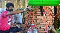 Bahan utama pengolahan berupa sampah plastik didapatkan dari tempat pembuangan akhir (TPA) yang sudah dipilah maupun yang disetorkan langsung oleh warga ke tempat pengolahan. 