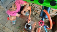 Langkah pengolahan sampah dengan mesin pirolisis yaitu pertama sampah plastik dimasukkan ke dalam tabung reaktor dibakar dengan suhu di atas 300 derajat Celcius dalam waktu 4-7 jam untuk menghasilkan uap sampah plastik yang kemudian diteruskan melalui pipa pendingin.  