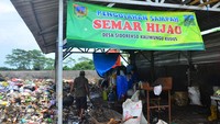 Persoalan sampah plastik telah menjadi isu global karena selama ini terbukti mencemari lingkungan yang menimbulkan kerusakan habitat tanah, laut, dan udara.  