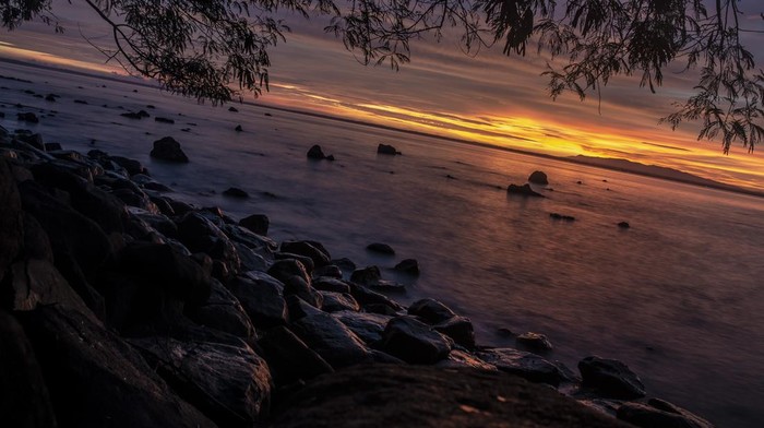 MENIKMATI SENJA DI PANTAI TAMAN JAYA PANDEGLANG Warga mencari ikan di Pantai Taman Jaya, Pandeglang, Banten, Jumat (28/1/2022). Pandeglangmerupakan salah satu kabupaten diBantenyang mempunyai banyak tempatwisatadiantaranya Mata Air Cikoromoy, Curug Putri serta pemandangan matahari terbenam di sepanjang bibir pantai. ANTARA FOTO/Muhammad Adimaja/wsj.