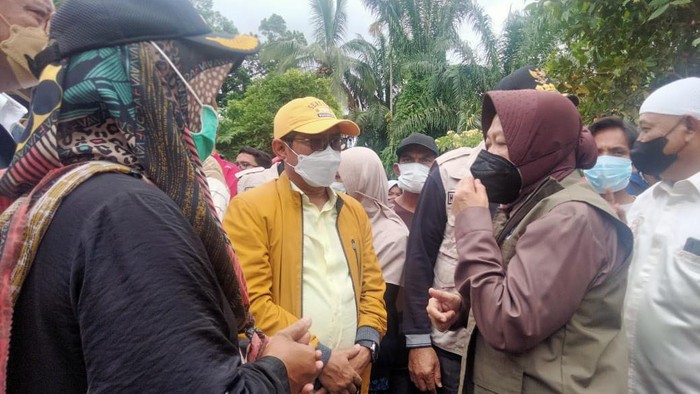Mensos Risma saat meninjau lokasi terdampak gempa di Sumbar (Jeka-detikcom)