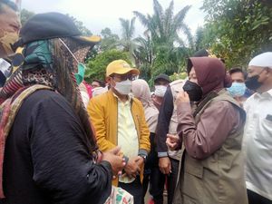 Risma Tinjau Lokasi Gempa di Pasaman Barat, Janji Siapkan Lumbung Sosial