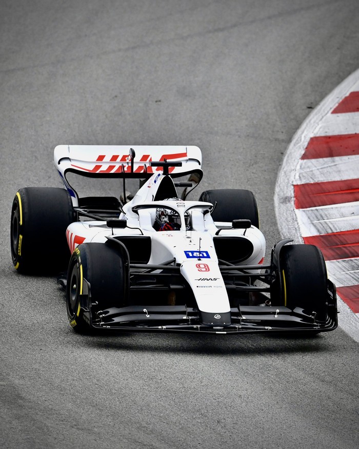 Mobil F1 Haas mencopot logo dan teks spomsor asal Rusia menyusul invasi yang dilakukan negara tersebut pada Ukraina