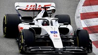 Livery mobil tersebut sudah digunakan saat pengujian terakhir yang berlangsung di Barcelona. Meski sponsor asal Rusia dicabut, Nikita Mazepin tetap akan menjadi pebalap tim Haas sesuai rencana. (Haas F1)