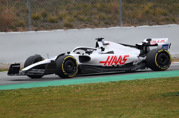 Mobil F1 Haas Mobil F1 Haas mencopot logo dan teks spomsor asal Rusia menyusul invasi yang dilakukan negara tersebut pada Ukraina