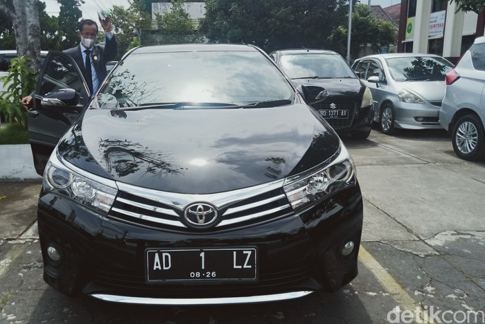 Mobil sedan milik Tukinu dengan pelat nomor AD 1 LZ.