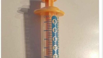 Kan benda itu tidak dipakai untuk vaksinasi saja, ambil darah juga pakai jaram suntik, loh. Foto: yeahthatdefinitelyhappened via Bored Panda